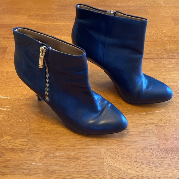 Banana Republic Womens Size 7.5 Black Leather Heeled Booties Gold Side Zipper - Picture 2 of 15